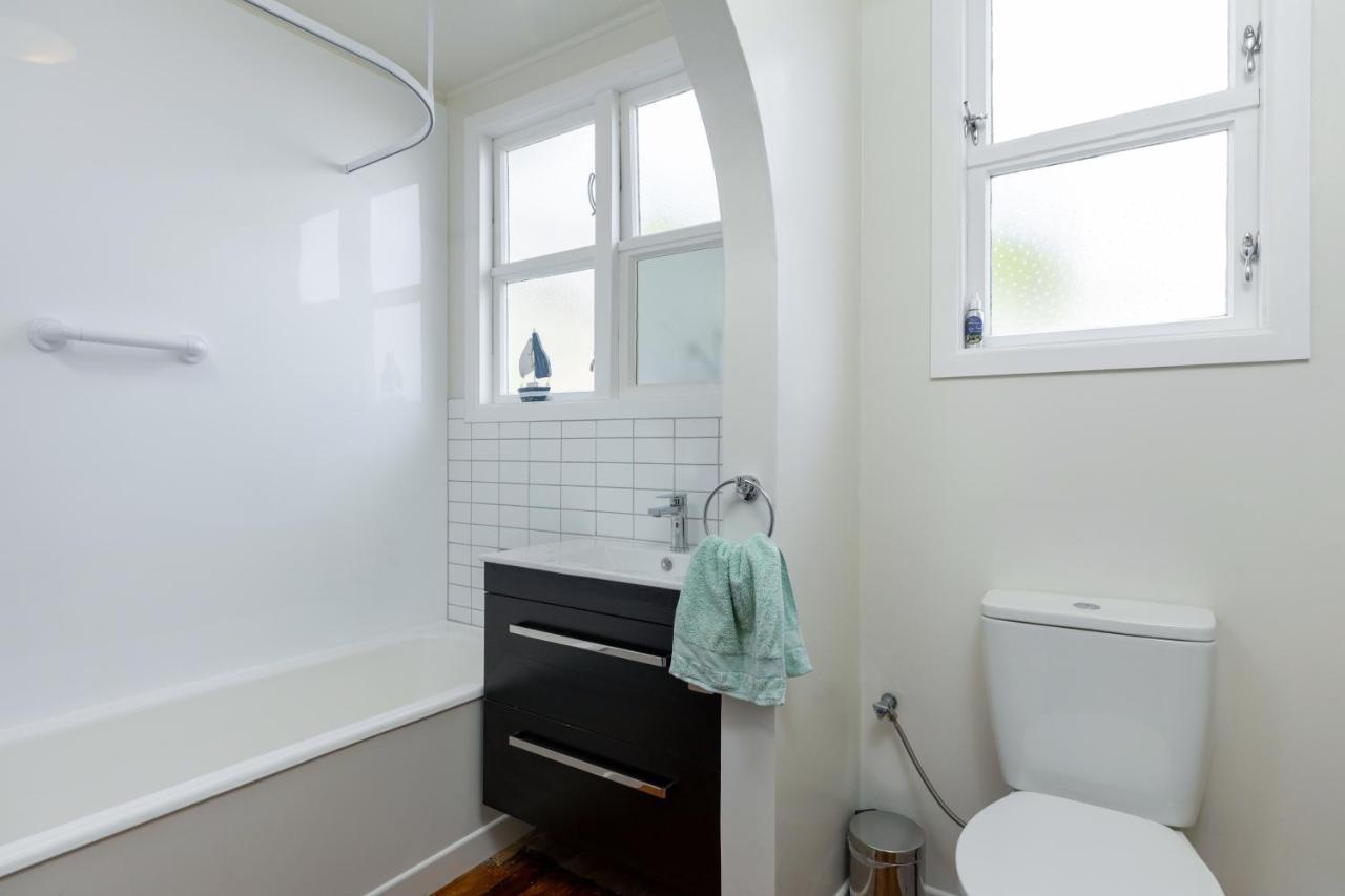 Seaview Apartment Picton Bagian luar foto