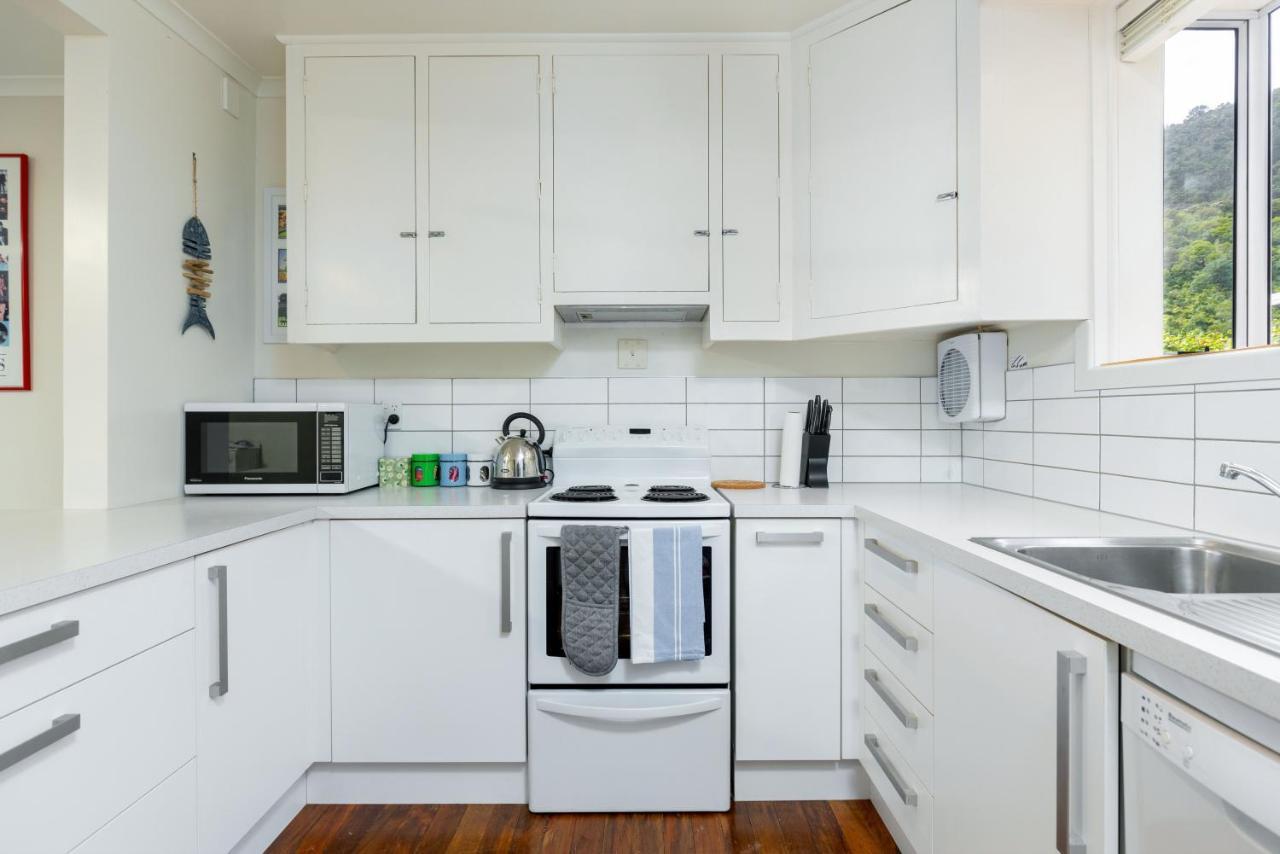 Seaview Apartment Picton Bagian luar foto